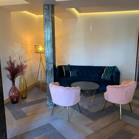 1770 & Hotel Le Pontet (Vaucluse)